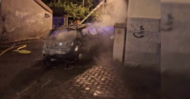 Изгоре автомобилот на директорот на „Идризово“ – пожарот ја опфати и фасадата на објектот кој бил во близина 