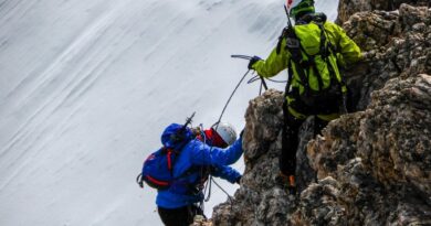 Снежна бура на тибетската страна на Монт Еверест зароби речиси 1000 луѓе