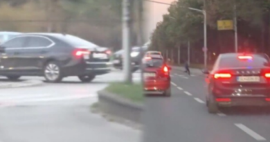Санкционирано лицето кое со службено возило на „Партизанска“ помина на две полни линии и користеше флешери 