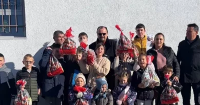 Македонски активисти израдуваа со новогодишни пакетчиња дел од Македончињата во Општина Пустец