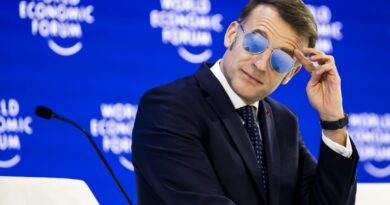 Макрон бара итно усвојување на законот за забрана на социјалните мрежи за децата до 15 години