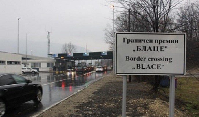 Возач на автобус удрил во кабина на ГП Блаце,одземени му се документите