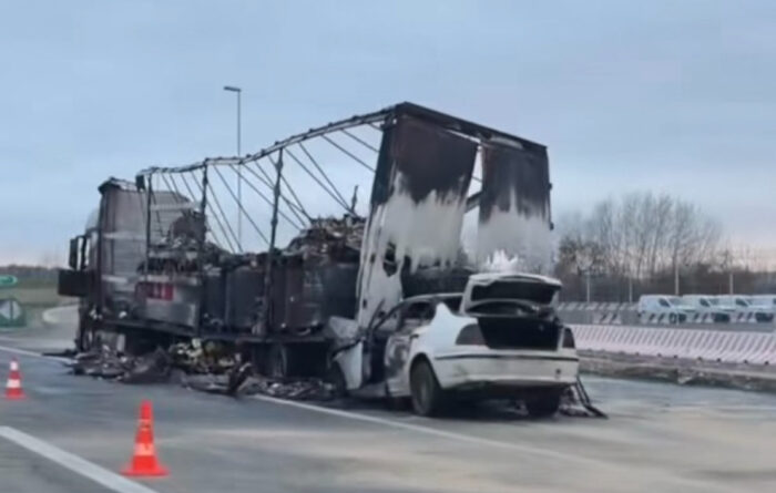 Тешка сообраќајка на автопатот Скопје-Куманово: БМВ и камион се судрија, возилата изгореа