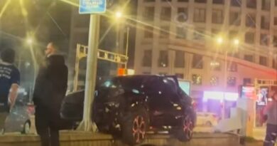 (Фото) Сообраќајка кај Соборен храм на Партизанска: „Шкода“ заврши во жардиниера