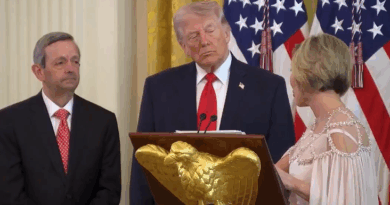 (ВИДЕО) „Бевте предадени и лажно ве обвинија“ – советничка на Трамп го спореди претседателот на САД со Исус