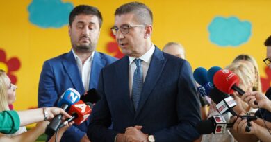 Мицкоски: Проблемот од минатото се решава, учебниците се доставуваат навреме за новата учебна година 