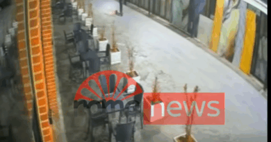 Објавено видео – Лица со тротинети ги полеваат излозите во Шутка, па ги палат
