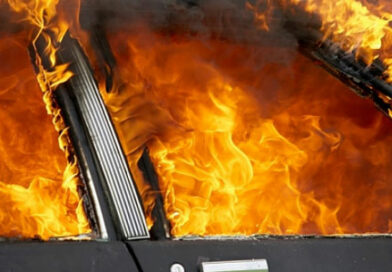 Две возила изгореа во Карпош, оштетен и семафор – полицијата истражува