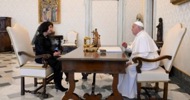 Силјановска Давкова го посети Папата: Средба со Румен Радев нема да има 