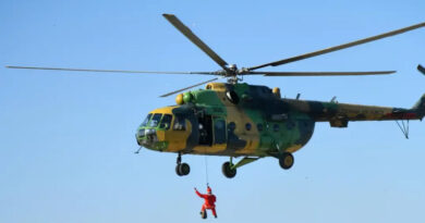 Дедо Мраз од хеликоптер на дружбата на државниот врв во одбраната со македонските мировници и нивните семејства