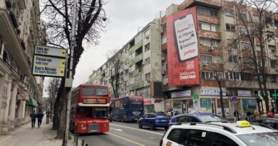 Притвор за дваесетгодишник: Со полициска значка од татко му запрел возач и го повредил со нож 