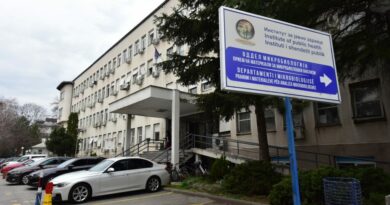Двајцата заболени со мајмунски сипаници се под здравствен надзор, изолирани дома – нивните контакти досега не пројавиле симптоми