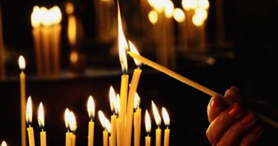 Православните верници денеска ја одбележуваат Задушница 