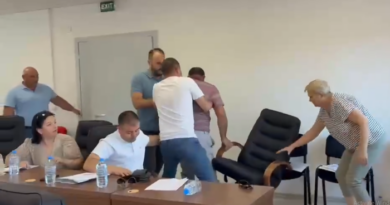 Хаос во Советот на општина Кочани, тепачка, повредена жена 