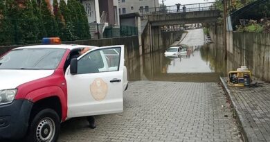 Возач со автомобил се заглави во поплавена улица во Тетово 