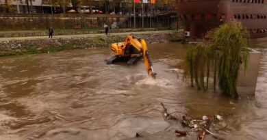 БАГЕРИТЕ ВТОР ДЕН НЕ МОЖАТ ДА ИЗЛЕЗАТ ОД ВАРДАР: Продолжува генералката во Скопје