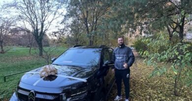 „Гинеше со мене кога беше најтешко“ – Газдата на скопскиот фаст фуд Baking Bread му подари автомобил на својот вработен