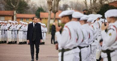 Франција ќе го врати доброволното служење војска поради „забрзани закани“