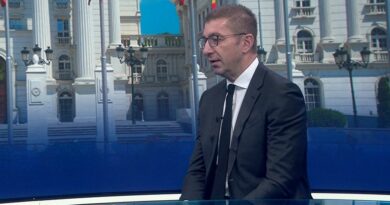 Мицкоски: Нема никаква врска дека ќе се населуваат мигранти, ова е тема измислена од СДС за да се скријат внатрешните проблеми