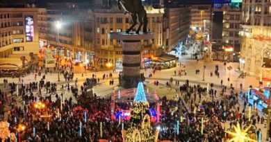 Новогодишната магија започна: засветка елката на Плоштад Македонија (Фото)