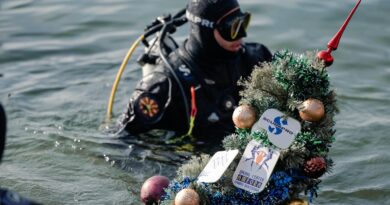 Во Охридско Езеро поставена новогодишна подводна елка