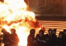 Насилни протести во Тирана, демонстрантите фрлаа Молотови коктели на зградата на владата