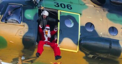 РАДОСТ ЗА ДЕЦАТА НА ПРИПАДНИЦИТЕ НА АРМИЈАТА Дедо Мраз се спушти со хеликоптер