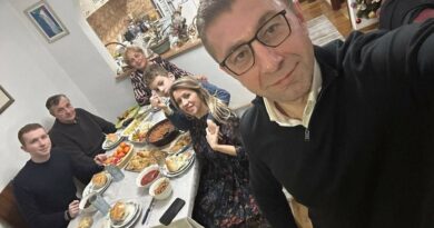 Премиерот Христијан Мицкоски со семејството на Бадник (Фото)