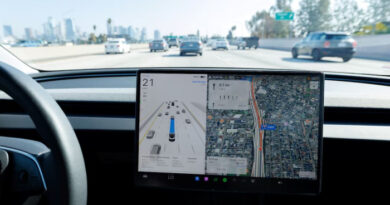 Стручно мислење: Автомобилскиот екран на допир може да биде поопасен од телефонот