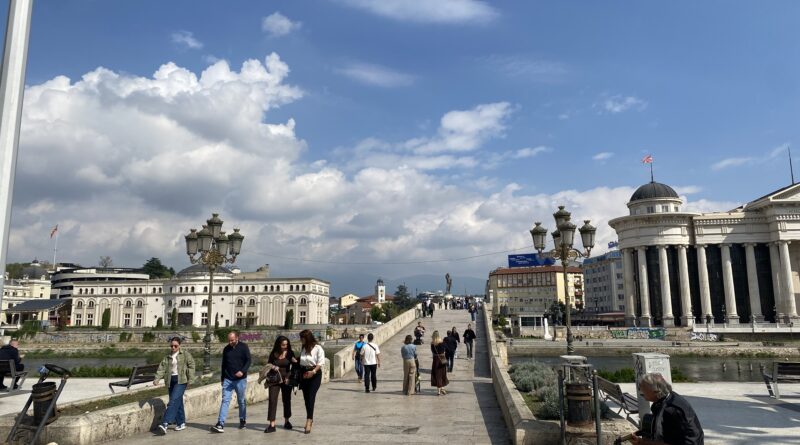 Средната возраст на населението во Македонија 42,21 година, во ЕУ 44,9