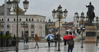 Тмурен ден со пороен дожд, на планините снег