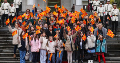 Над 170 основци беа дел од церемонија на свечено менување на државното знаме во претседателскиот кабинет