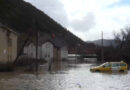 Поплавени земјоделски површини и куќи, се уште исклучително висок водостојот на Вардар во горното течение