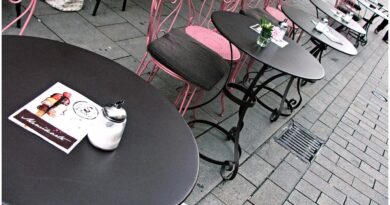 Тркалезните маси во кафулињата не се случајност: што откри едно ново истражување