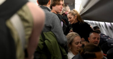 Државјани од Србија и неколку македонски државјани кои беа евакуирани од Израел, пристигнаа во Белград