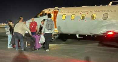 ФОТО: Првите македонски државјани слетаа во Скопје