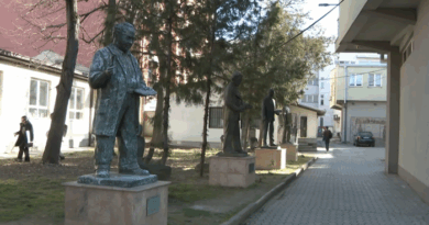 Одземен пасош, забрана за работа и приближување за професорот пријавен за сексуално вознемирување