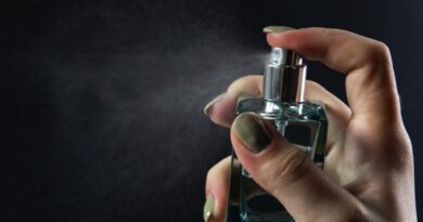 Доктор предупредува зошто не е добро да се нанесува парфем на вратот