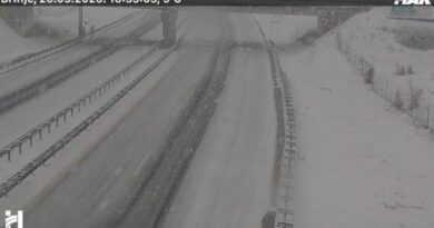 Алармантно во Хрватска: Бурата фрла контејнери во море, има повредени, вклучен црвен метеоаларм