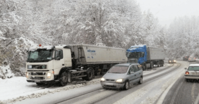 Снежните врнежи го парализираа Галичник: Се работи на чистење на снегот, патот не се препорачува за користење