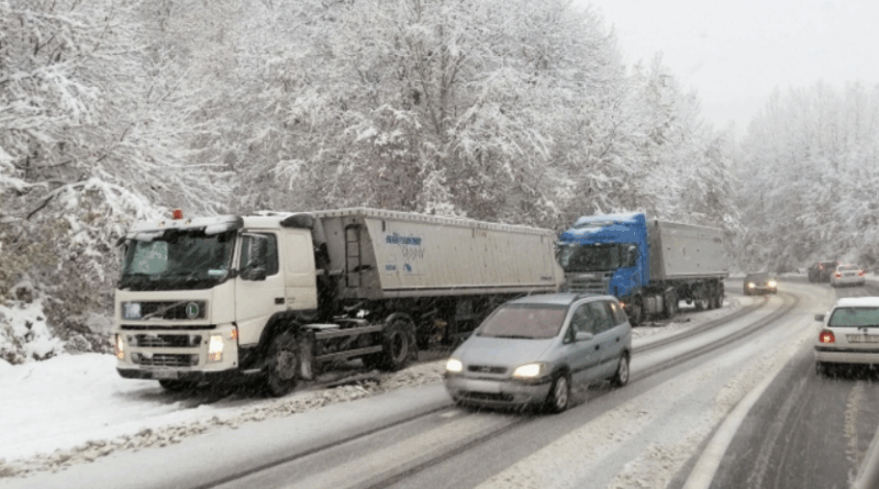 Снежните врнежи го парализираа Галичник: Се работи на чистење на снегот, патот не се препорачува за користење