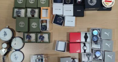 Запленети скапи „Епл“ часовници, кои биле заменети со евтини копии