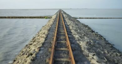 Најчудната железничка пруга во Европа: Вози до остров на кој живеат 20 жители (ВИДЕО)