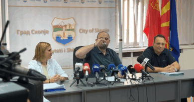 Водата во Скопје е безбедна за пиење, градоначалникот пред новинарите испи чаша вода од водоводот