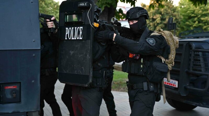 ФОТО: МВР „ТРЕСЕ“ во Скопје, Тетово и Гевгелија – уапсени шест лица, се трага по уште неколкумина