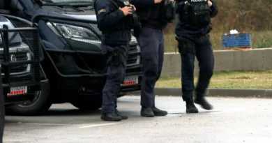 (ФОТО) Голема полициска акција: Уапсени шест лица, запленети над 100.000 евра, злато, цигари и лекови за криумчарење и корупција