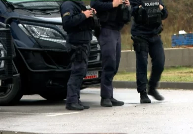 (ФОТО) Голема полициска акција: Уапсени шест лица, запленети над 100.000 евра, злато, цигари и лекови за криумчарење и корупција