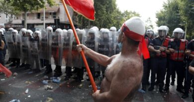 Жестоки немири во Тирана: горат државни згради и банки, 55 уапсени, десетици повредени