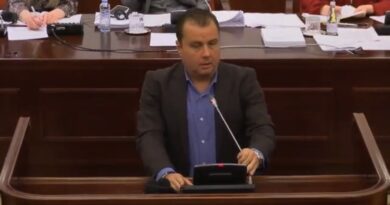 Пренџов му одржа лекција на Мециновиќ: За економија се зборува со факти, политиката бара одговорност, а дебатата пристојност